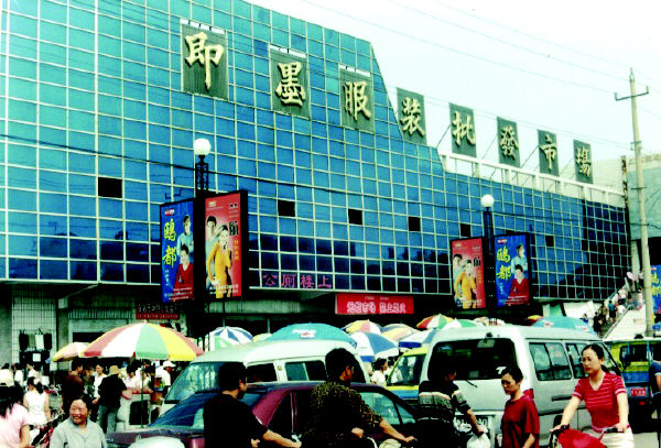 即墨服裝批發(fā)市場(chǎng)火爆惠及市場(chǎng)周邊人群，看車人月收入三千多